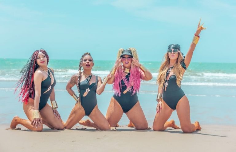 Indecisi N El Nuevo Single De Las Chicas De La Far Ndula Que Promete