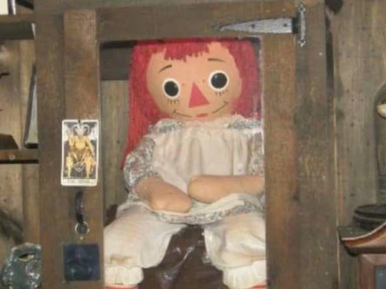 Annabelle La historia de la muneca mas temida en el mundo y por que causa tanta polemica que la hayan sacado de su caja