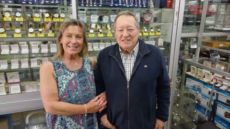 En la foto está Héctor Pastorini junto a su hija Rosana en las afueras de la tienda Pastorini previo al cierre definitivo de sus puertas