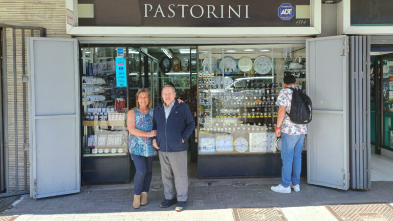 En la foto está Héctor Pastorini junto a su hija Rosana en las afueras de la tienda ubicada en Caupolicán en el centro de Concepción previo a su cierre