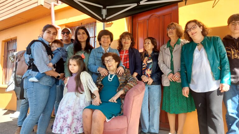 Vecina de Concepción cumplió 101 años, en la fotografía se ve a la señora acompañada de su familia celebrando con la compañía de Carabineros.