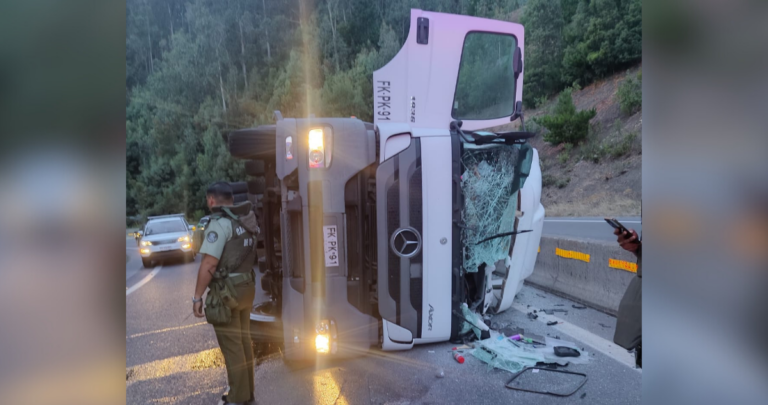 volcamiento-de-camion-deja-transito-cortado-en-colcura-reportan-un-lesionado-y-derrame-de-combustible-1
