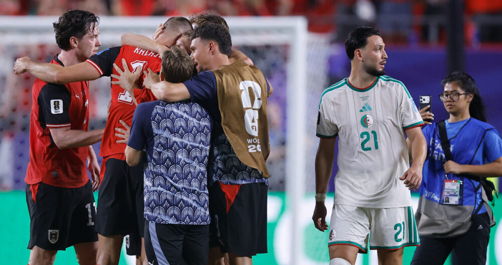 Los gestos entre los bancos de Argelia y Austria que levantaron sospechas de que tenían pactado empatar para avanzar en el Mundial 2026 3 DT de Austria alude a presunto arreglo con Argelia: igualaron al 96' y los dos pasaron en el Mundial